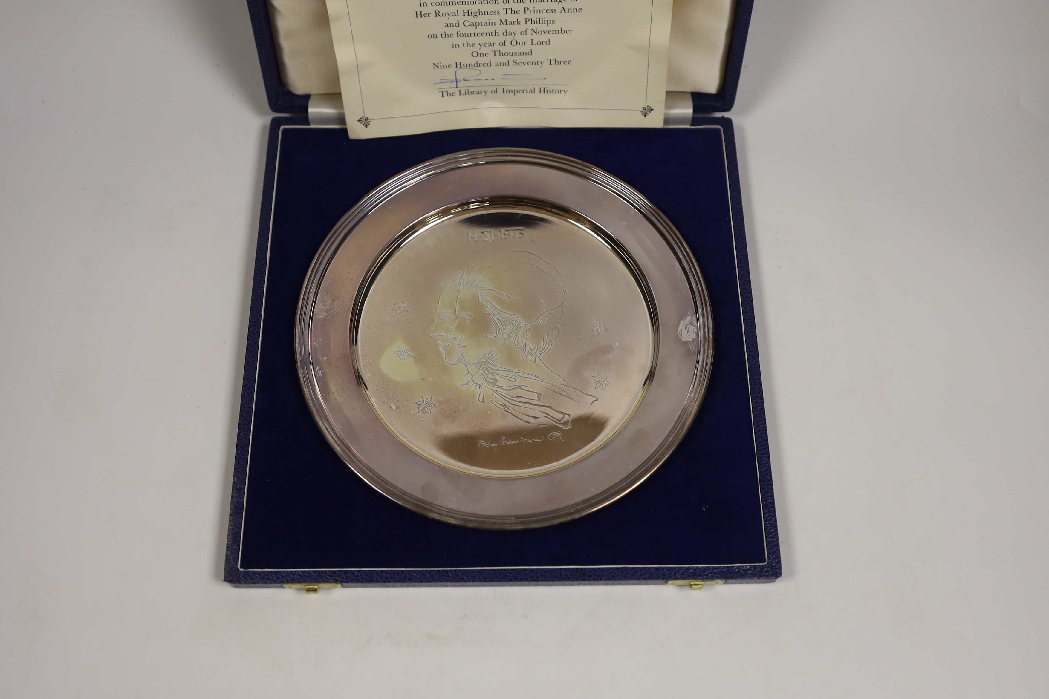 A cased limited edition silver plate commemorating the marriage of Princess Ann and Captain Mark Phillips, 1973, designed by Annigoni, Roberts & Dore, London, 1973, 22.9cm, 11.9oz.